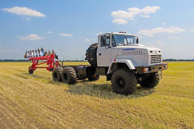 Автотрактор на шасси КрАЗ оснастили новым плугом