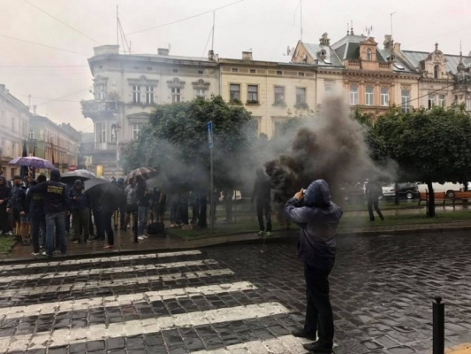 Центр Львова окутал дым: чего требуют протестующие (фото)