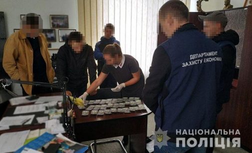 В Ровно разоблачили чиновников РГА на получении 10 тыс. долл. взятки