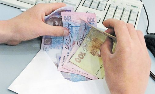 В Украине на половине предприятий платят зарплаты в конвертах