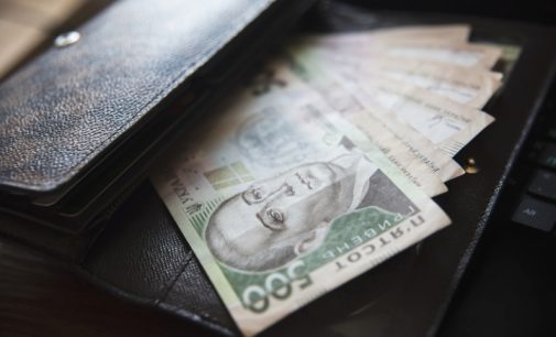 Размер средней зарплаты в Украине превысил 10 тысяч гривен