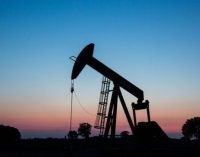 Нефть на мировых рынках начала дешеветь