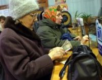 Пенсионерам перед выборами выплатят по 2410 гривен