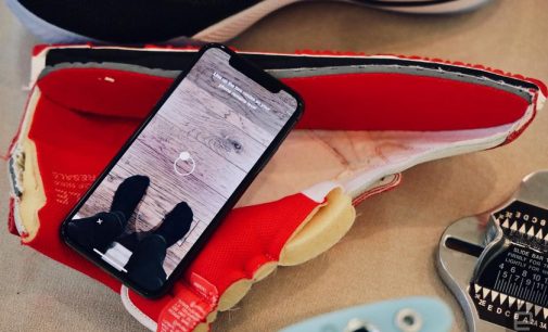В приложении Nike можено измерять размер ноги и подбирать обувь