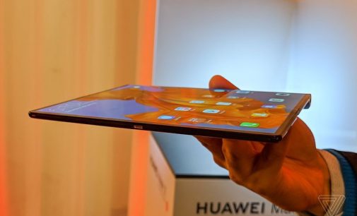 Huawei планирует выход складного смартфона на осень