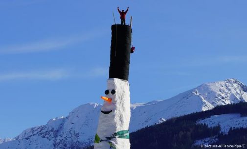 В Австрии слепили рекордно-высокого снеговика