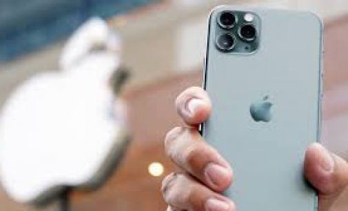 Apple снял ограничение на продажу двух іPhone в одни руки