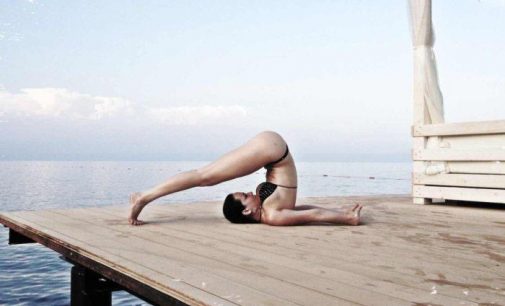 Даша Астафьева поделилась фото в позе из йоги