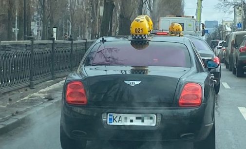 На дорогах Киева было замечено такси Bentley