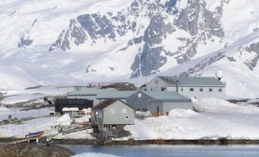 В Антарктиде украинские полярники откапывают заваленную снегом станцию «Академик Вернадский»