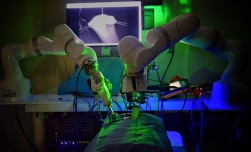 В США робот-хирург впервые провел успешно операцию без участия человека