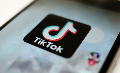 TikTok временно останавливает работу в России