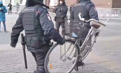 На митинге в москве полиция задержала велосипед (видео)