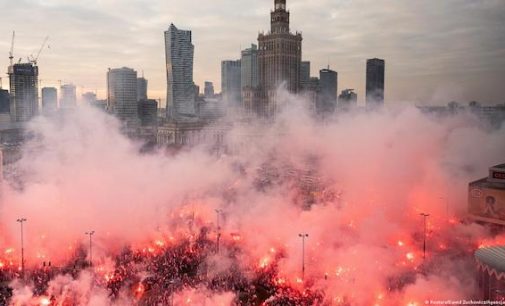 У Варшаві з фаєрами та прапорами проходить багатотисячний марш до Дня незалежності