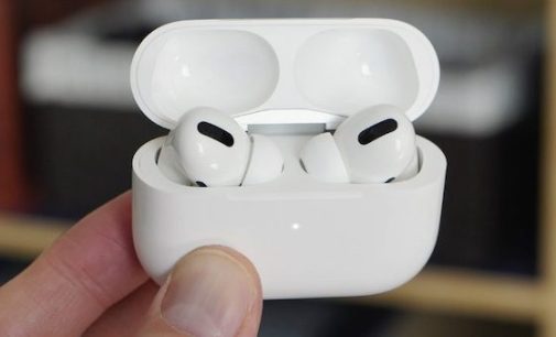 Apple розробляє бюджетні навушники AirPods Lite