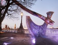 У центрі Лондона встановили величезну сокиру з гри God of War