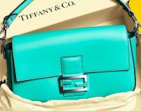 Модний будинок Fendi продає сумку у фірмовому кольорі Tiffany & Co