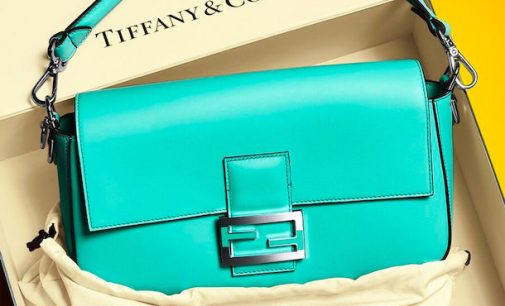 Модний будинок Fendi продає сумку у фірмовому кольорі Tiffany & Co