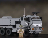 Компанія Brickmania створила LEGO-модель HIMARS із солдатиком в українській уніформі у комплекті