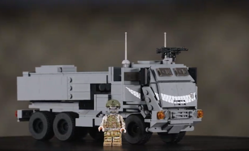 Компанія Brickmania створила LEGO-модель HIMARS із солдатиком в українській уніформі у комплекті