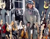 Джонні Депп придбав в антикварному магазині три гітари, мольберти та вазу з черепом