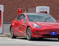 Tesla адаптувала свої фірмові «суперзарядки» для електромобілів усіх марок