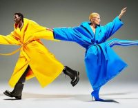 Бренд Balenciaga представив халати в кольорах українського прапора